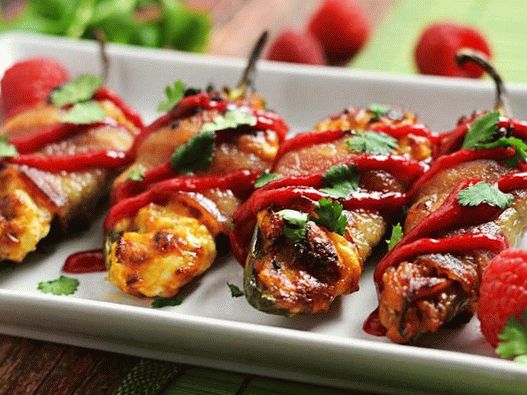 صورة من الفلفل الحار ملفوفة في الجبن ملفوفة في لحم الخنزير المقدد