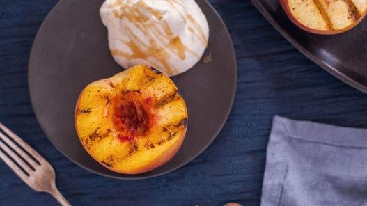 الخوخ المشوي مع زبدة العسل البرتقالية واللوز المحمص