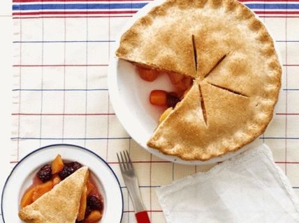 Photo peach-blackberry pie