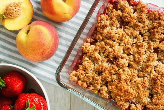 صورة من الخوخ والفراولة Crumble