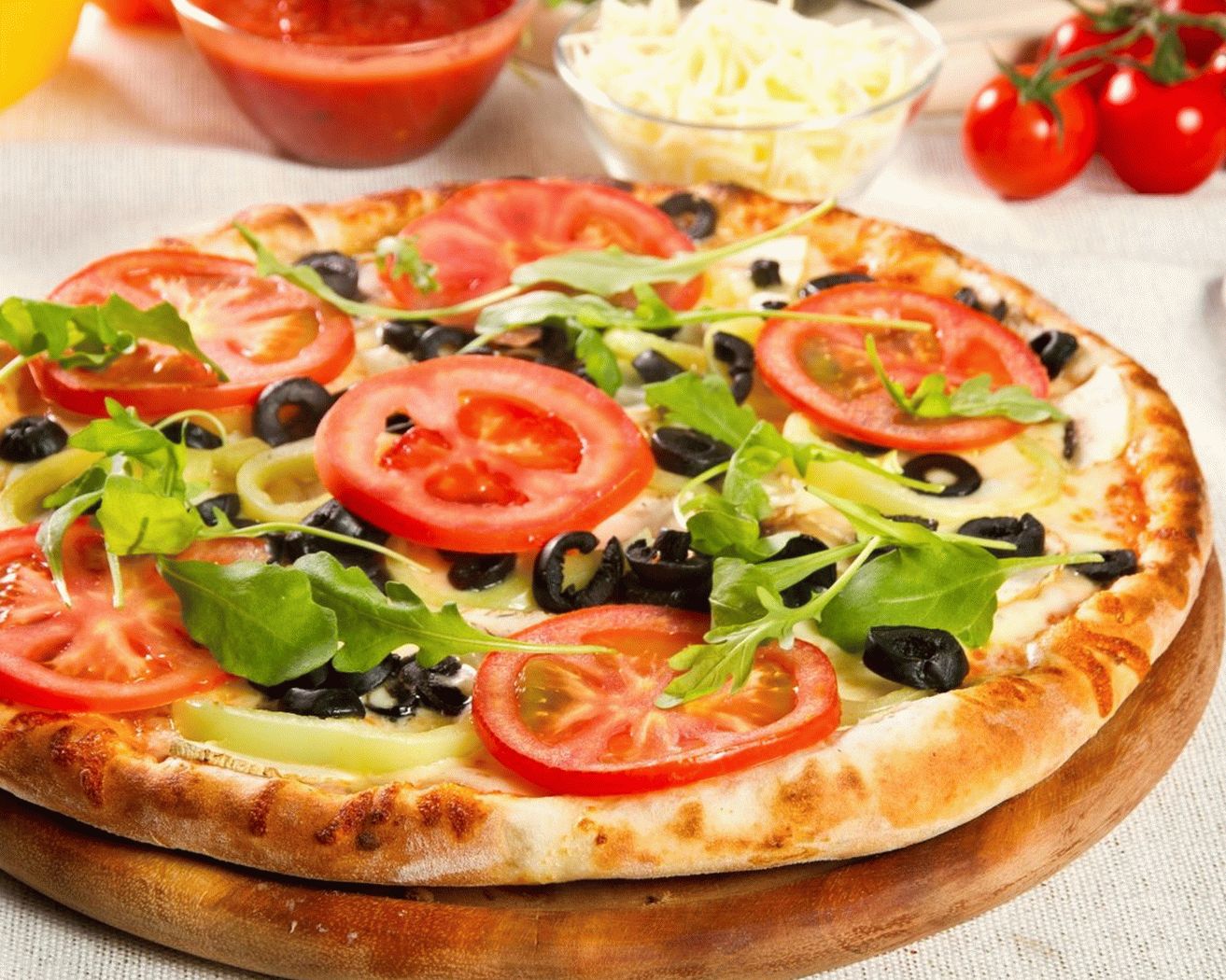البيتزا مع الخضروات والجبن