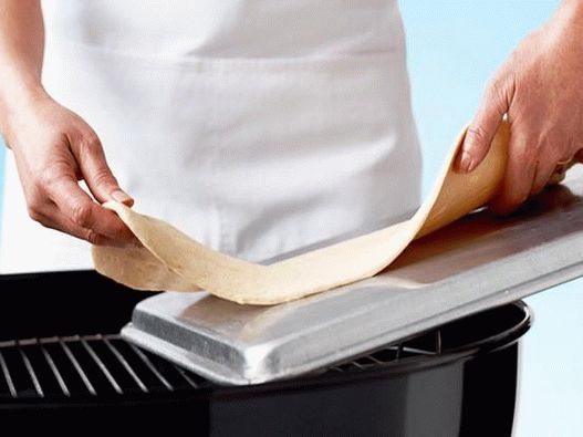 ضعي العجينة على ورقة خبز مدهونة