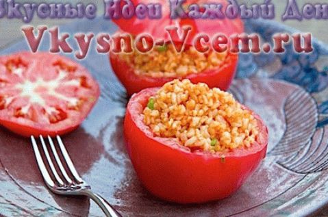 بيلاف من الأرز البني مع الخضار ويقدم في طبق من الطماطم