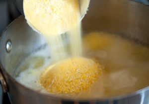 عصيدة من دقيق الذرة مع جبنة الفيتا