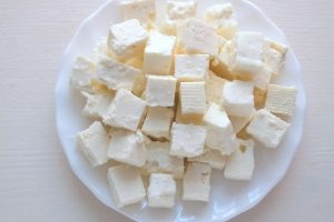 عصيدة من دقيق الذرة مع جبنة الفيتا