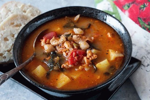 صورة من الحساء البرتغالي مع الحمص والملفوف اللفت