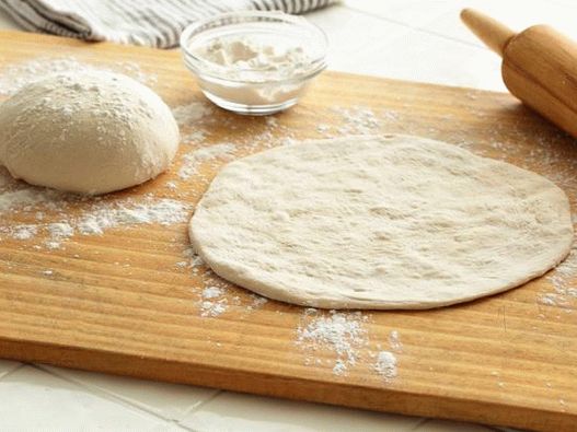 عجينة البيتزا البسيطة للصور