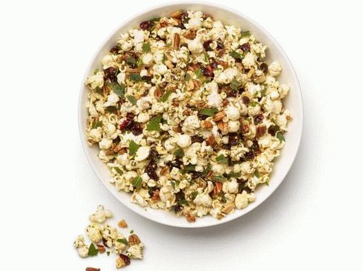 Photo Spiced popcorn مع المكسرات والأعشاب والتوت البري المجفف