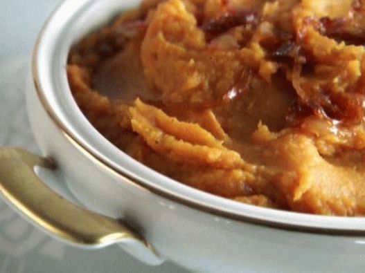 صورة من البطاطا الحلوة المهروسة مع شراب القيقب والبصل بالكراميل