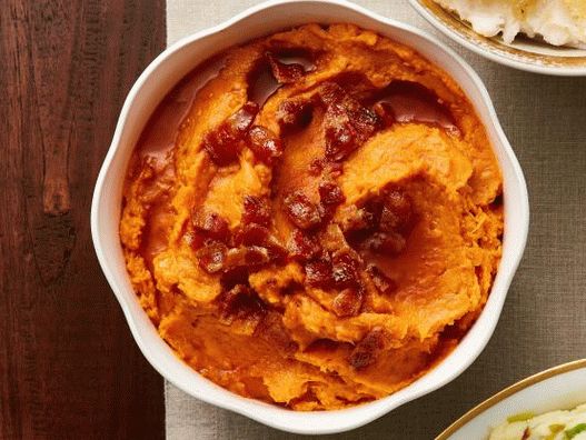 صورة من البطاطا الحلوة المهروسة مع لحم الخنزير المقدد