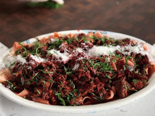 صورة من لحم البقر وجذر الشمندر مع الشعيرية pappardelle