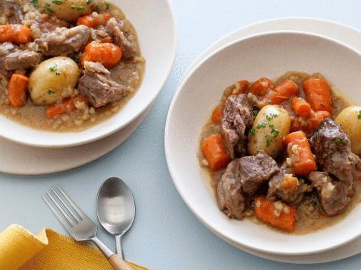 لحم خروف أيرلندي وشعير لؤلؤ في الأيرلندية