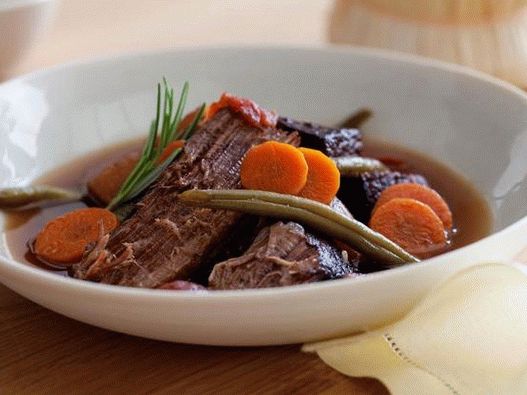 صورة ل Ragout مع لحم البقر منقوع في النبيذ الأحمر