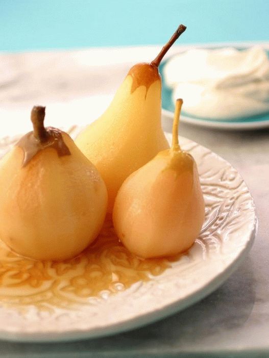 صورة للطبق - الكمثرى مخيط في النبيذ الأبيض مع الكريما المخفوقة والهيل