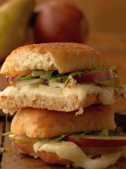 صورة للطبق - سياباتا بانيني مع الكمثرى والجبن