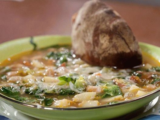 minestrone القلبية والصحية مع ثلاثة أنواع من البقوليات
