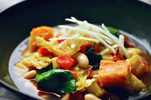 ريبوليتا الخضار مع ملفوف سافوي والسبانخ والكرفس