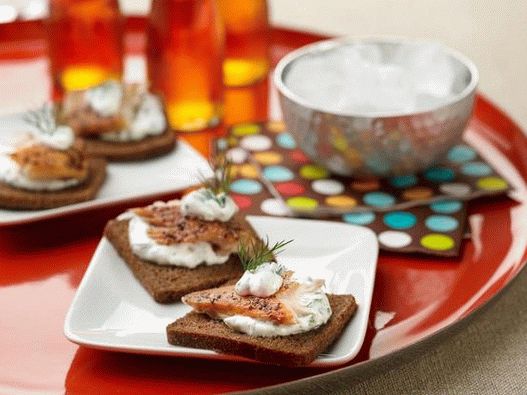Canapes مع سمك السلمون المدخن وصلصة الكريما الحامضة مع الأعشاب لشخصين