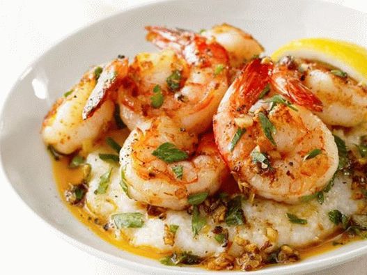 روبيان بصلصة الليمون والثوم مع عصيدة فريك الذرة