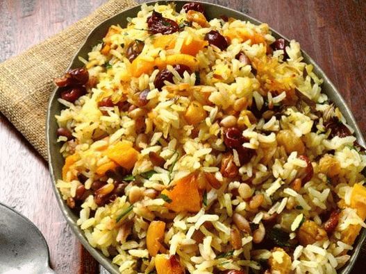 فوتو رايس مليئة بالفواكه المجففة والكاري للفطائر