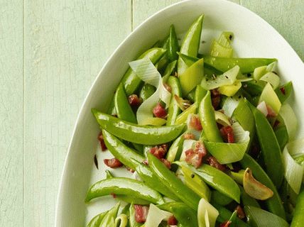 صورة لقمم البازلاء في القرون مع الكراث والبانسيتا