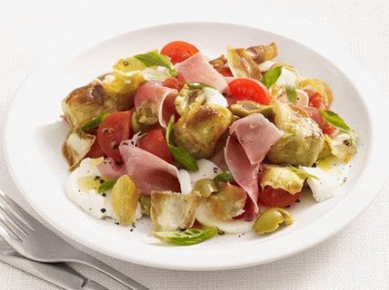Photo Caprese salad with prosciutto ولحم الخرشوف المقلي