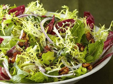 Photo Frisbee and Endive Salad with الجوز