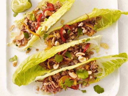 فوتو تركي سلطة مع الخضار في الخس