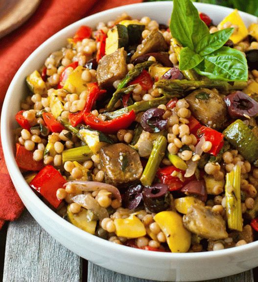 سلطة الصور من الكوسكوس الإسرائيلي والخضروات المشوية