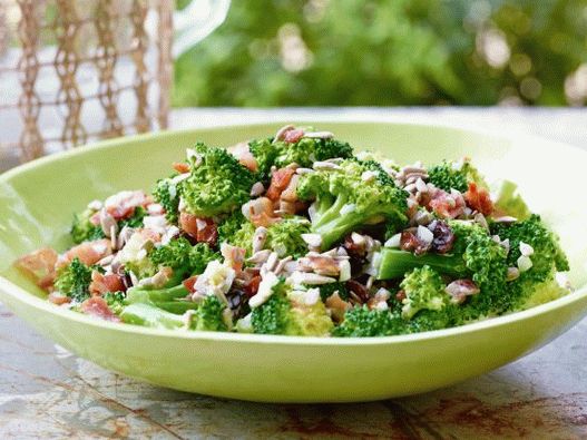 Photo Broccoli Salad with Raisins