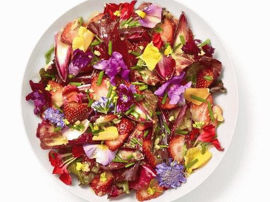 سلطة فراولة الصور مع زهور قابلة للأكل والأكل