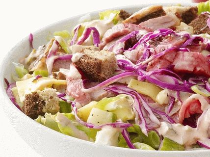 صورة حمراء الملفوف سلطة مع لحم البقر