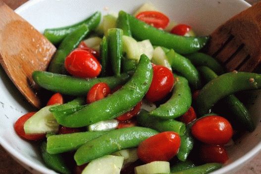 سلطة الصور من الخيار والبازلاء الخضراء