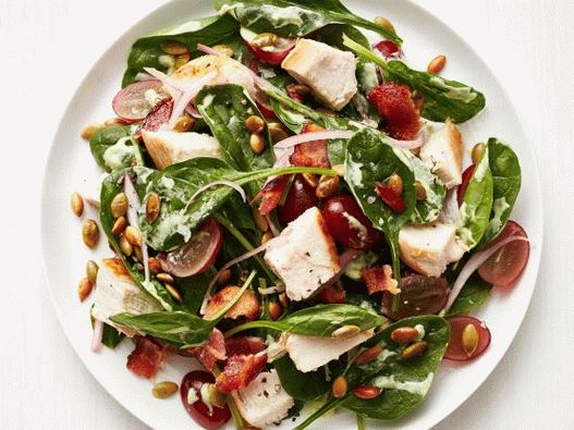 فوتو السبانخ وسلطة لحم الخنزير المقدد مع الدجاج