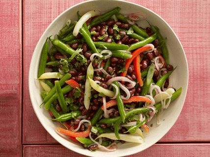 سلطة الصور من الفاصوليا الخضراء والفلفل الحلو والبصل الأحمر