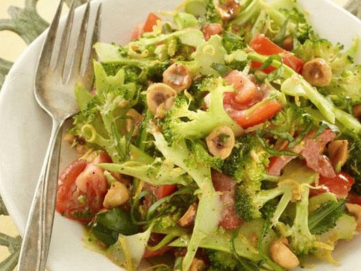 Photo سلطة البروكلي الطازجة مع الطماطم