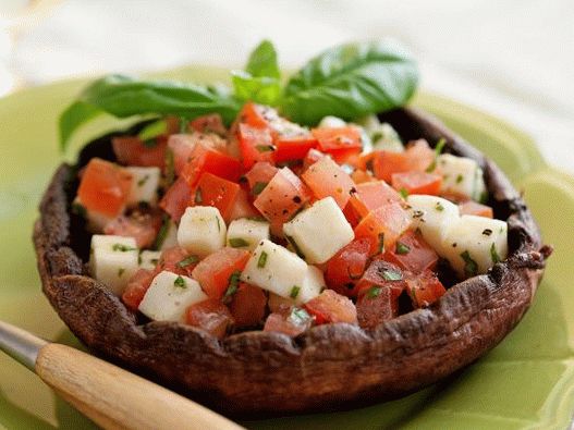 Photo Caprese Salad في قبعات الفطر على الشواية