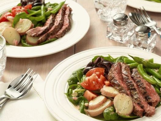 صورة Nicoise Salad مع شريحة لحم مشوية