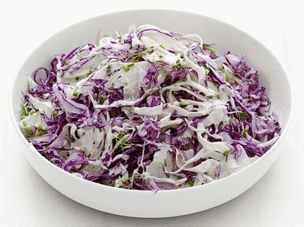 سلطة الصور مع الملفوف الأحمر والشمر