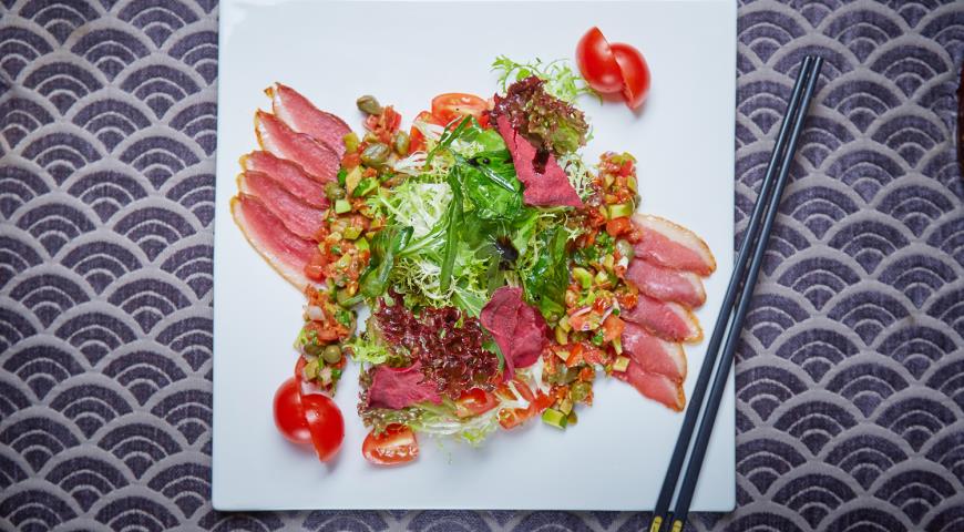 سلطة البطة المجففة بالشمس