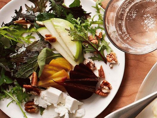 سلطة الصور مع البنجر والتفاح وجبن الماعز