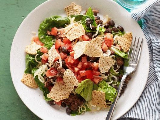 Photo Taco Salad with Beef and Tomato Dressing