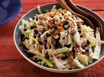 مزيج فوتو سالاد مع العنب البري والبقان