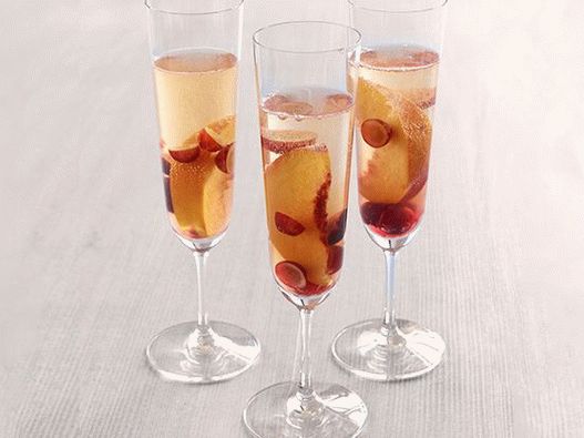 صورة لسانجريا مع النبيذ الفوار