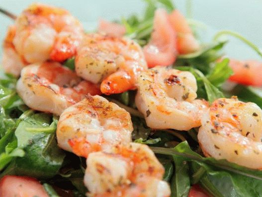 أسياخ الروبيان على أسياخ مع صلصة الثوم