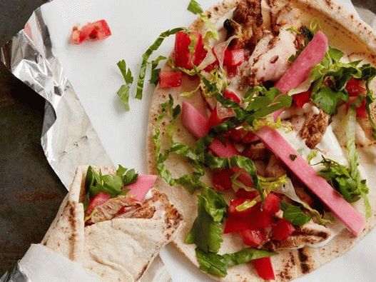 صورة الشاورما مع الدجاج واللفت والشمندر