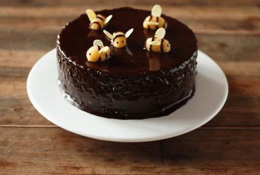 صورة لكعكة الشوكولاته مع النحل