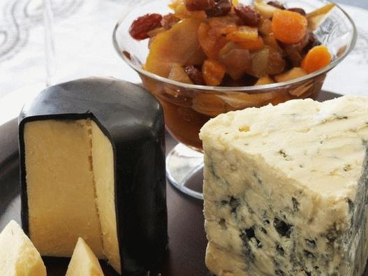 طبق جبنة الصور مع كومبوت فواكه مجففة في فصل الشتاء