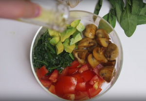 سلطة دسمة مع الفطر والسبانخ - 0