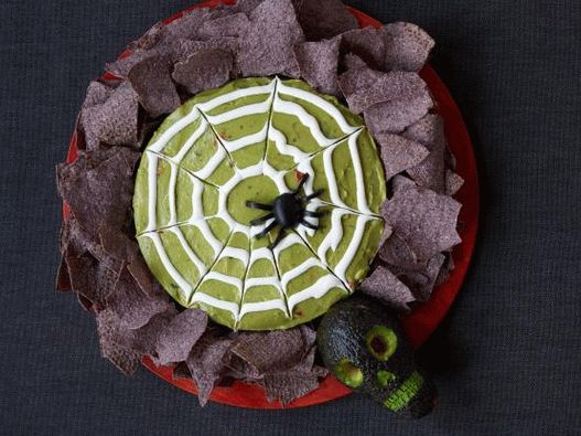 صورة لصلصة هالوين guacamole مع شبكة العنكبوت